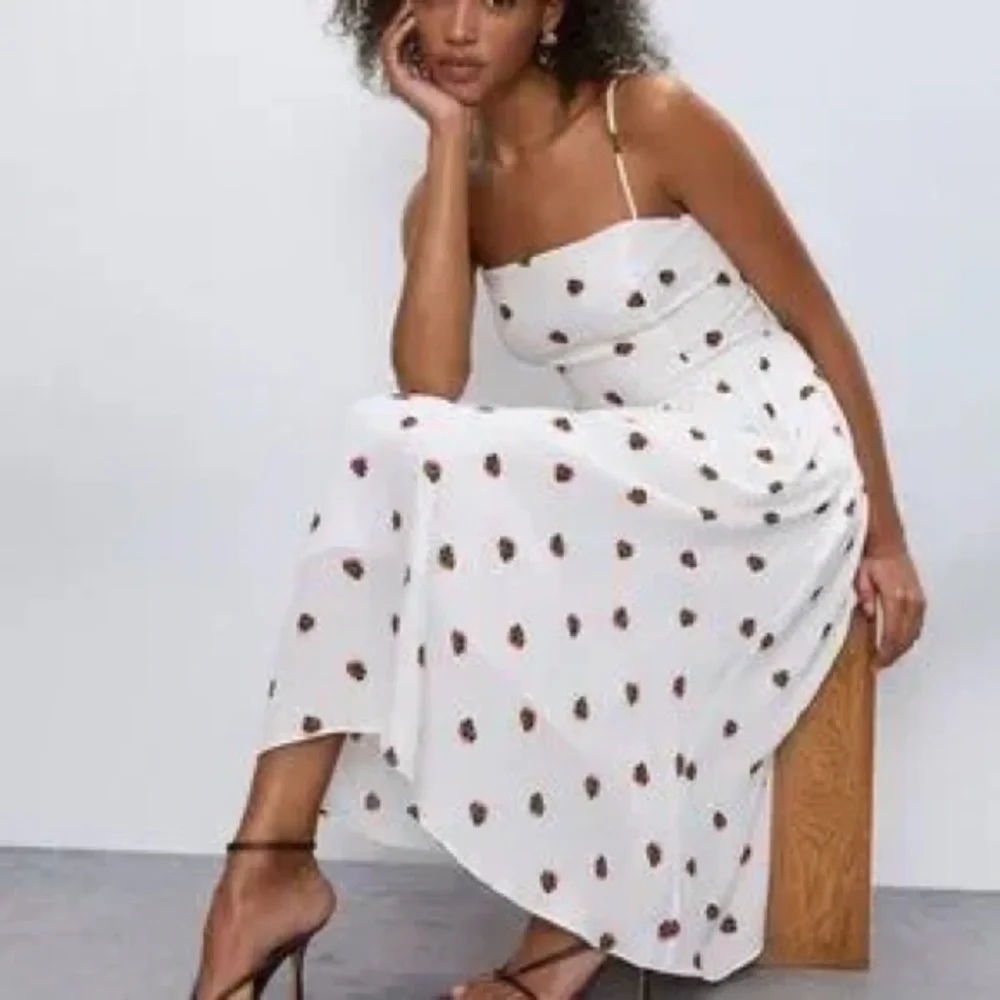 Aritzia Babaton Noel white Floral Midi Dress size 2 - Picture 3 of 13